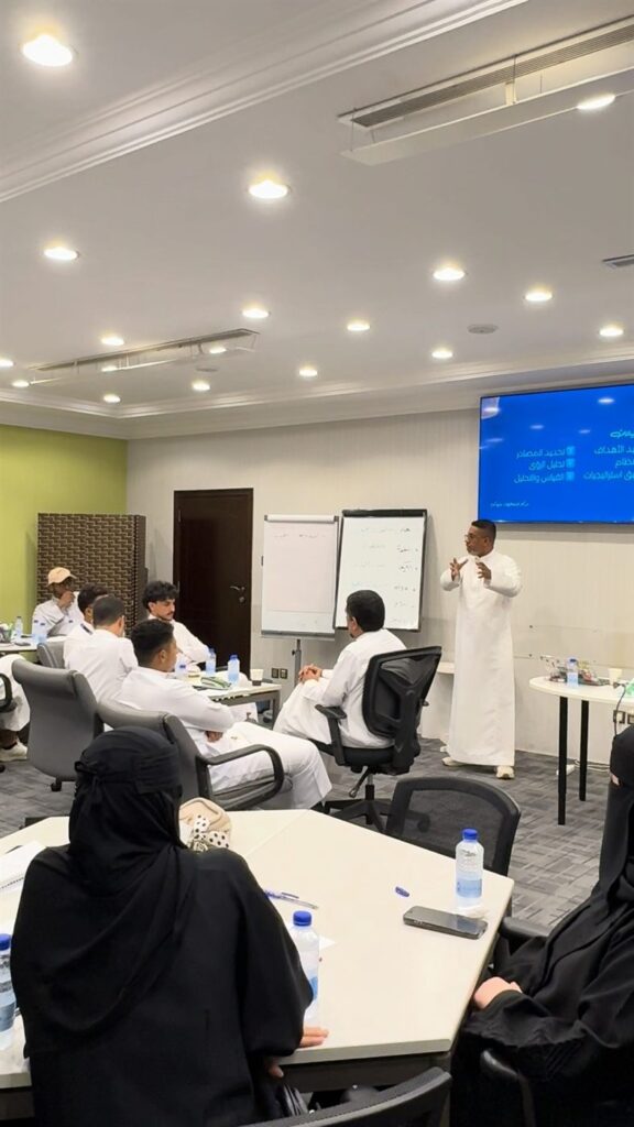 الحضور من التجار والمسوقين يتابعون العرض.