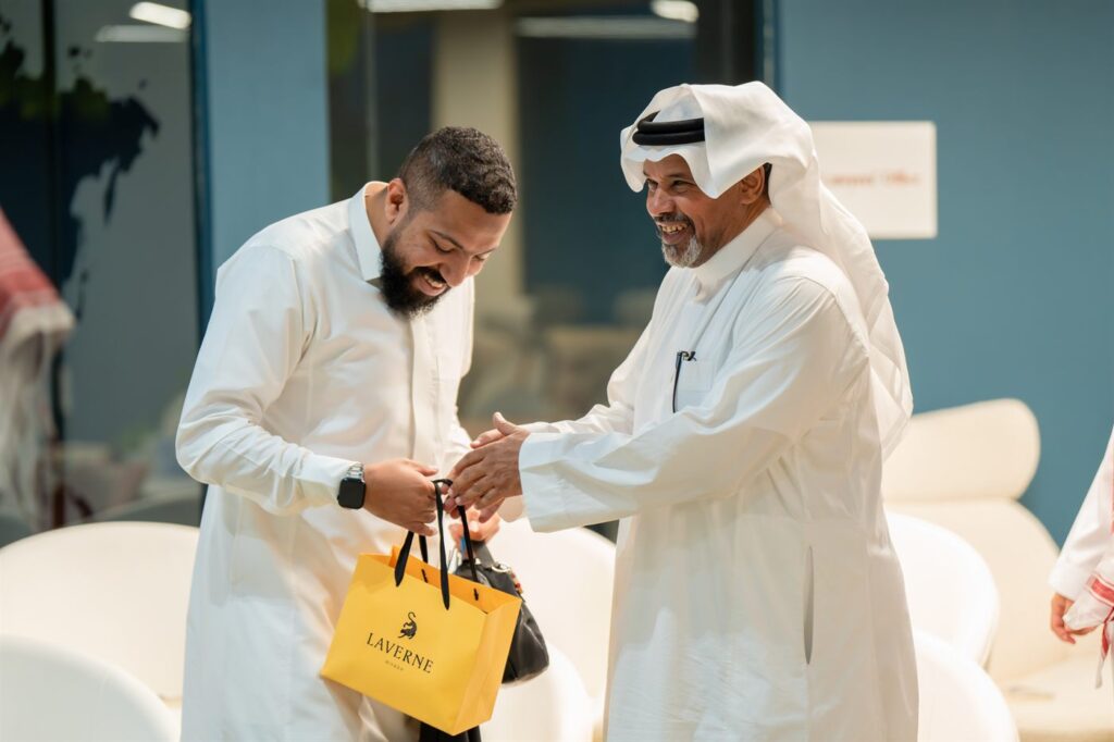 استقبال الضيوف وتقديم الهدايا.