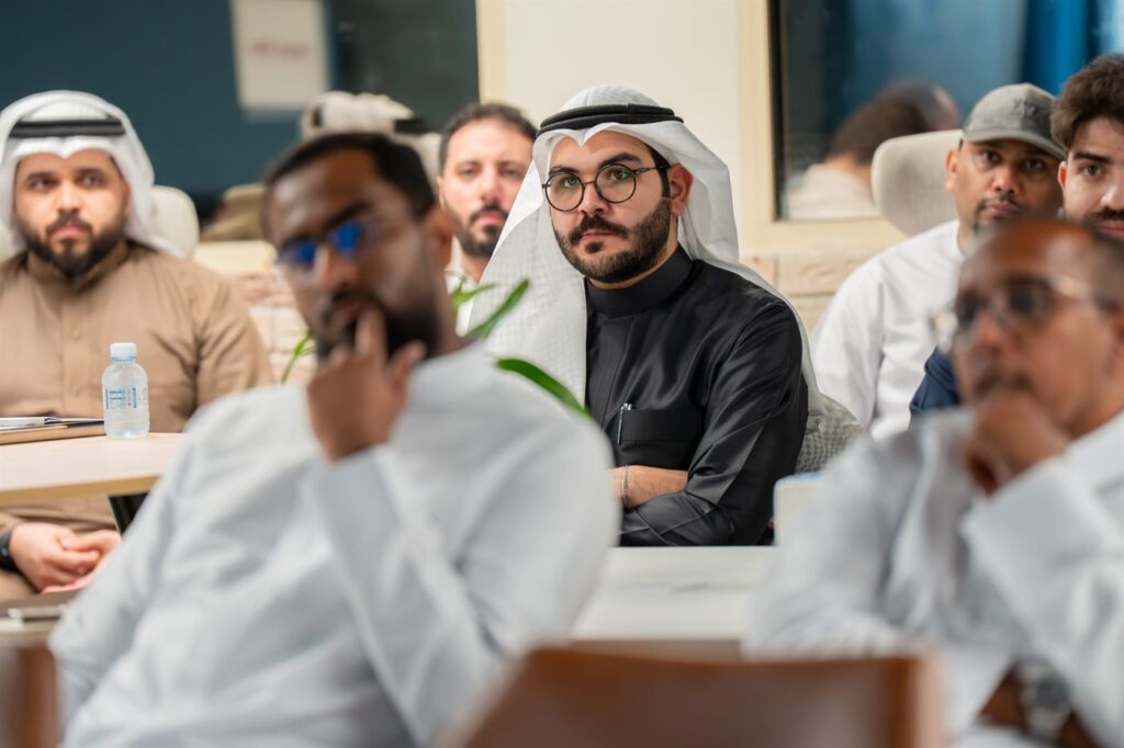 نقاشات الحضور خلال اللقاء.