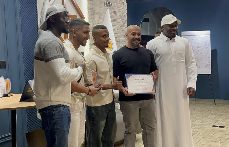 مركاز الأعمال يكرّم الكوتش علي القحطاني بطل الفيزيك على مستوى المملكة